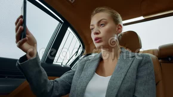 特写聚焦商务女性制作视频聊天愤怒的女人在车里工作视频的预览图