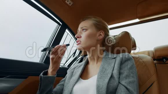 悲伤的女孩在出租车上叫情人厌倦了在车里打电话的女商人视频的预览图