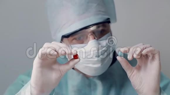 医生穿着外科长袍戴着带眼镜的医用口罩点着两片红色和蓝色医生视频的预览图