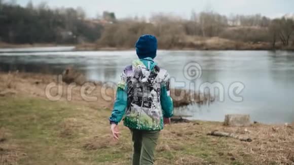 这个男孩正朝河岸的方向走后面的美景视频的预览图
