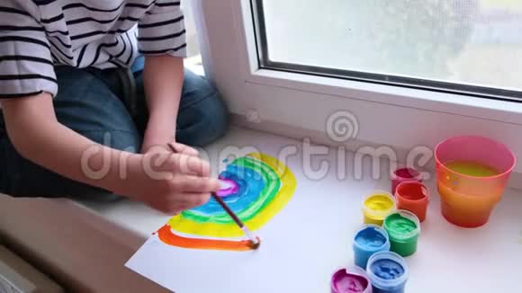 4k在科维德19号隔离期间一个金发小男孩在家里画彩虹家庭社交媒体运动视频的预览图