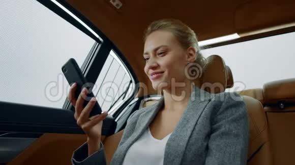 欢快的女人开车在手机上浏览互联网的肖像视频的预览图