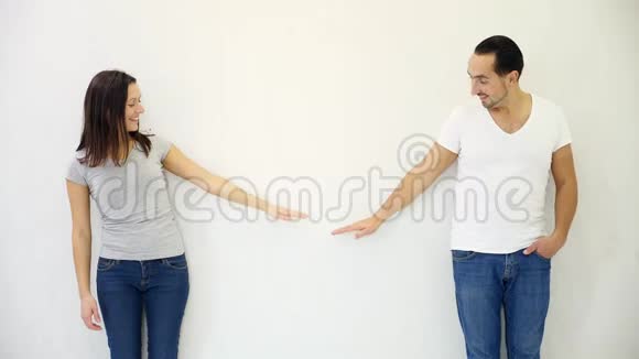 布鲁内特男女站在白色的墙壁背景下举手表现出成长和成功视频的预览图