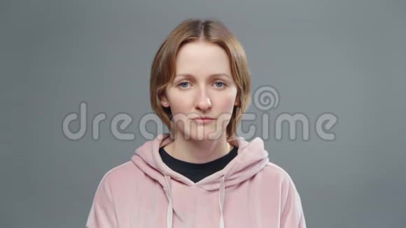 穿着粉色运动衫做鬼脸的女人视频的预览图