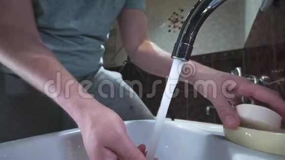 洗手作为预防冠状病毒COVID19疾病的保护措施MERScovSARScov2大流行洗你的衣服视频的预览图