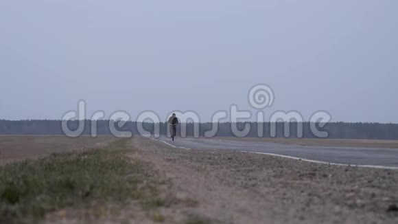 Cyclist晚上乘坐高速公路视频的预览图