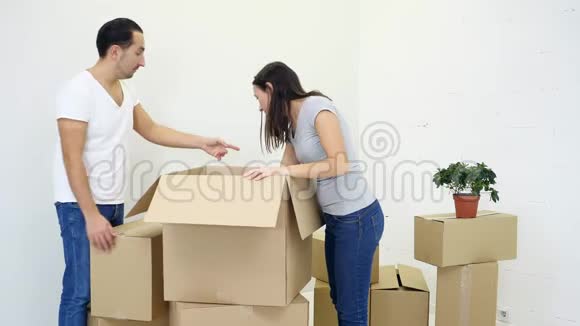 夫妻俩搬进新房子后拆了纸箱找不到一些东西看上去很生气视频的预览图