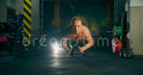体育锻炼的人在健身房做跳跃练习视频的预览图