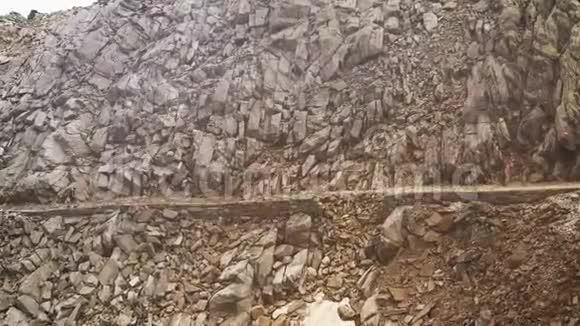 在岩石阿尔卑斯山徒步旅行视频的预览图