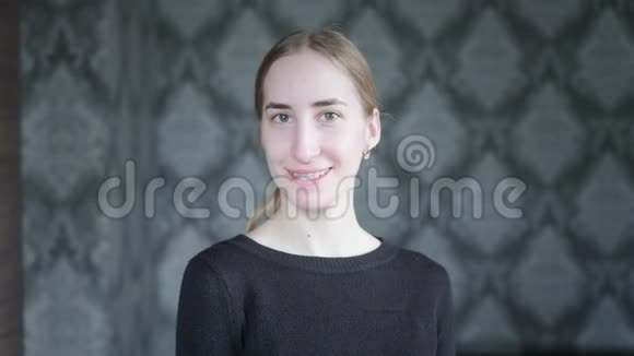 肖像一个戴着牙套的年轻女孩正在看镜头牙齿对齐和下颌矫正口腔护理年轻的视频的预览图
