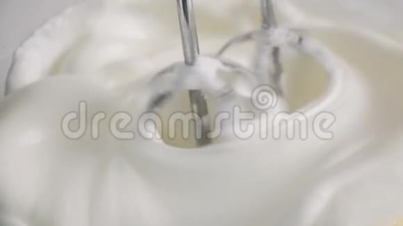 用搅拌机配制奶油视频的预览图