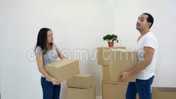 高加索夫妇吵了一架搬进了新公寓因为不知道把那些大纸板放在哪里视频的预览图