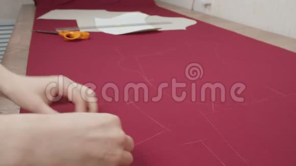 车间女工在织物上画曲线视频视频的预览图