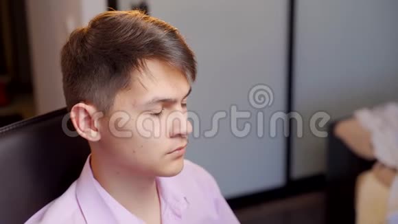 一个年轻人戴上了数字助听器四级听力损失双侧感音神经性听力损失视频的预览图