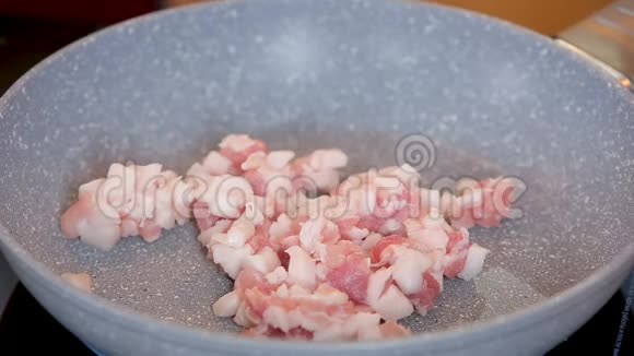 剁碎的肥猪肉放在锅里视频的预览图