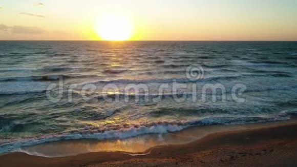 美丽的晨海上的海浪视频的预览图