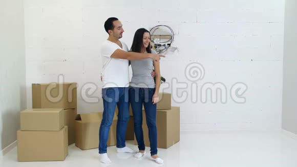幸福夫妇携带纸箱和规划设计内部他们的新家视频的预览图