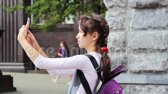 这个城市的一个十几岁的女孩在智能手机上起飞视频的预览图