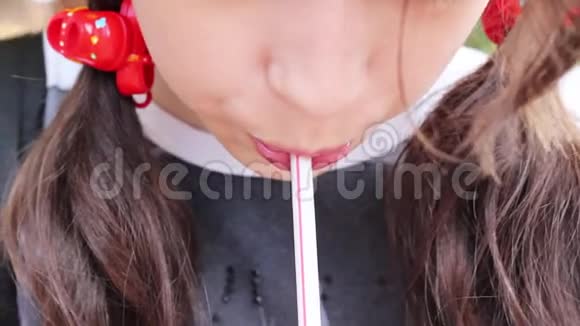 一个黑发女孩用管子喝汽水视频的预览图