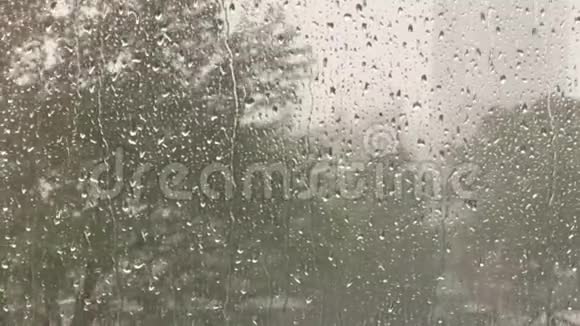 雨水滴落在玻璃上视频的预览图