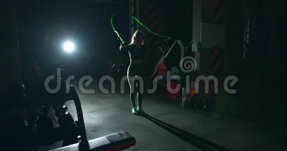 女运动员在健身房锻炼跳绳视频的预览图