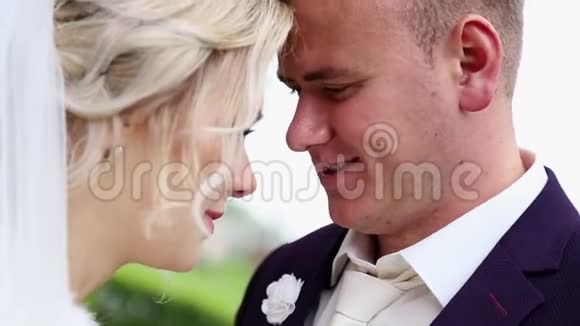 婚礼当天新郎亲吻他可爱的新娘的脸颊视频的预览图