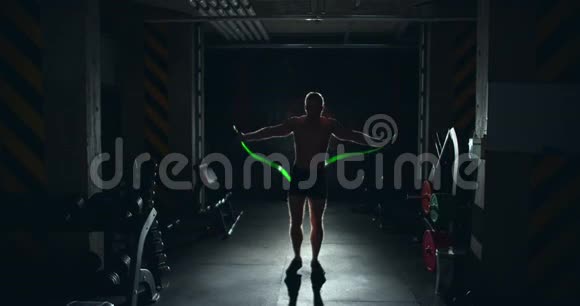 男子运动员在健身房锻炼跳绳视频的预览图