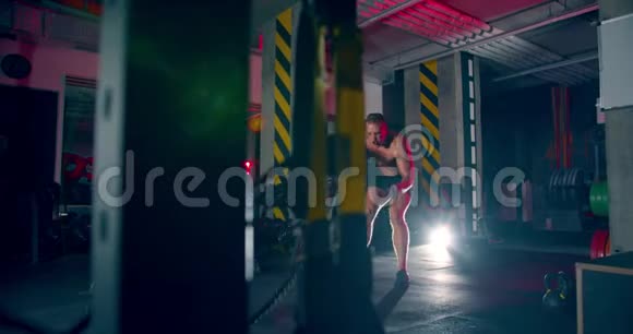 男子运动员在健身房运动战绳史诗灯相机内绳视频的预览图
