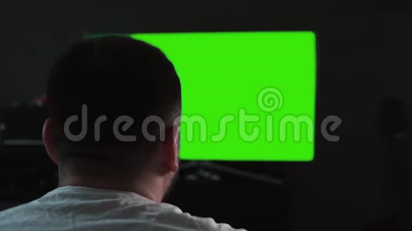 长胡子的白种人在家看宽屏电视铬键视频的预览图