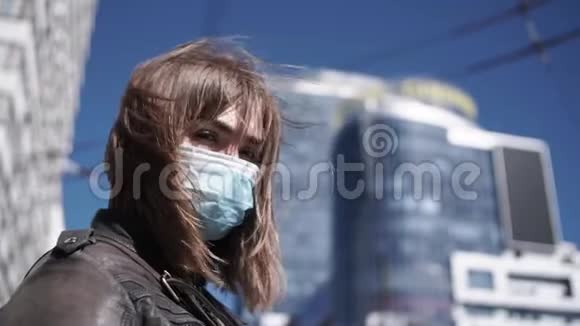 年轻失业的女性戴着外科口罩看着商业中心因检疫而停业的概念视频的预览图