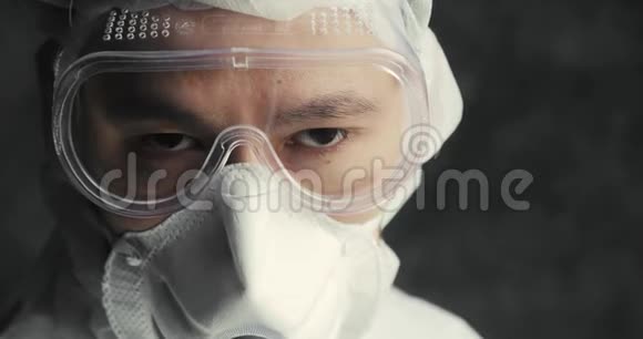 冠状病毒流行期间穿着防护服的亚洲男医生的肖像视频的预览图