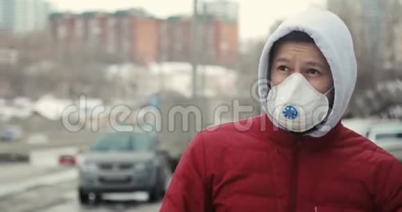 街头戴防护面具的亚洲年轻人的肖像健康和安全生命概念N1H1冠状病毒视频的预览图