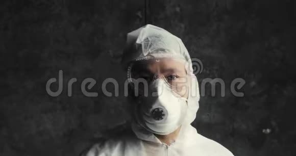 冠状病毒流行期间穿着防护服的男医生肖像视频的预览图