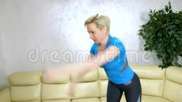女人在家里的蹦床上参加运动有氧运动视频的预览图