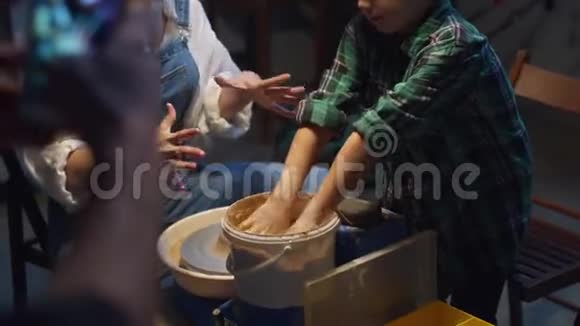 妈妈和儿子上完陶课后洗手视频的预览图