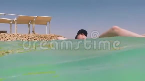 以色列死海咸水中漂浮的女游客视频的预览图
