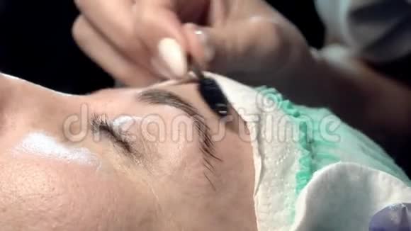 美容院的眉毛整形及着色视频的预览图