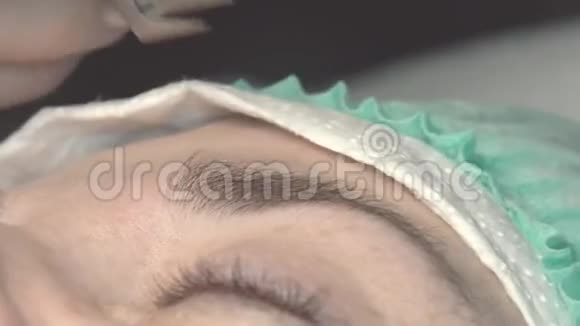 美容院的眉毛整形及着色视频的预览图