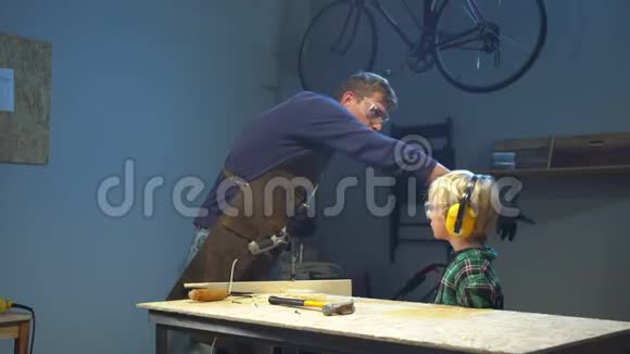 男人让他的儿子给他工具车库车间车间视频的预览图