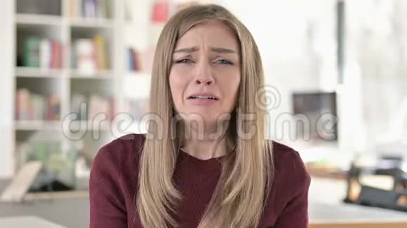 悲伤的年轻女子在镜头前哭泣的肖像视频的预览图