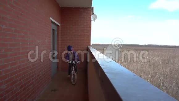 女孩骑在阳台上在露台上生活方式与世隔绝视频的预览图