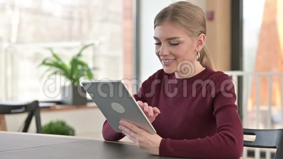 办公室美女使用数码平板电脑视频的预览图