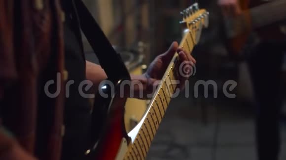 音乐家用电吉他弹奏弦乐关门视频的预览图
