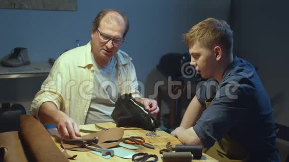 师父和年轻的鞋匠分享秘密视频的预览图