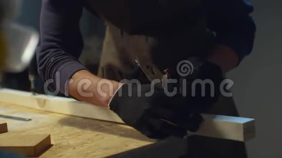 木匠用刨子特写镜头视频的预览图