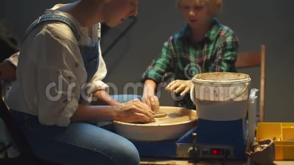一家人在隔离期间参与了陶器制作视频的预览图
