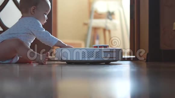 机器人吸尘器工作在婴儿坐在地板旁边视频的预览图