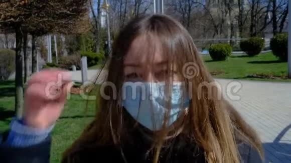 年轻女子摘下防护面罩视频的预览图