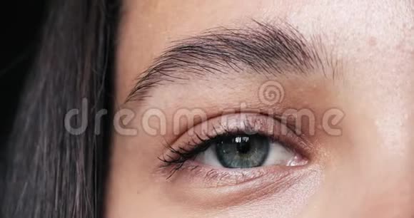 高加索女人睁开眼睛的肖像视频的预览图