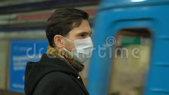 病人呼吸面罩地铁站地铁地下列车冠状病毒视频的预览图